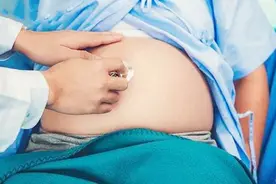 “肥胖男”腹痛难忍，到医院检查是临盆，医生半信半疑错过时间图片