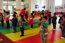3岁儿子在幼儿园尿裤子，老师没换湿裤子，妈妈讨要说法遭家长怼图片