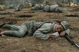 战争中，如果躺下装死，会不会有一线生机？老兵：装死等于找死图片