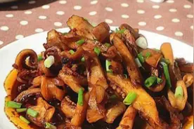 舌尖上的么司：酱爆鱿鱼须、肉丸白菜、青椒炒牛筋的简单做法图片