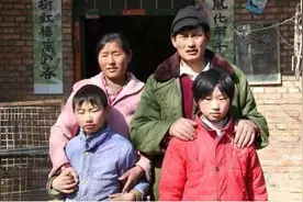 大衣哥女儿买菜被拍，当场发火大声叫喊，肚子被嘲笑像怀孕七个月图片