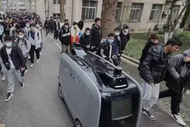 “小蛮驴”也能送快递！武汉多所高校启用物流机器人无接触配送图片
