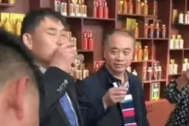大衣哥出席品酒会，西装革履评高档白酒，网友：附庸风雅不懂装懂图片