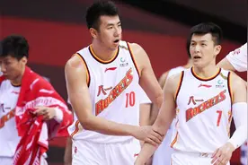 八一男篮解散后续！王治郅爱徒现身野球场，经纪人发朋友圈求打包图片