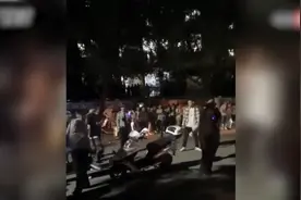 女生宿舍楼下一男生摆蜡烛表白 女生没到场保安就将现场处理掉了视频封面