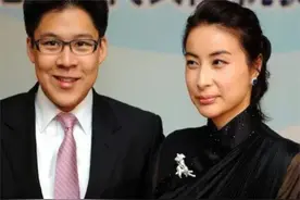 郭晶晶的“奶奶头”真讨喜，配黑色礼服一脸福相，难怪讨长辈喜欢图片