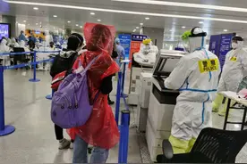 浦东机场：乘客“全副武装”下机，留学生感谢祖国“护航”图片