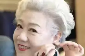 60岁以上的女人，化妆“要简不要繁”，画这3个地方就很显年轻了图片