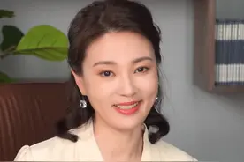 43岁刘芳菲终于换发型，半扎马尾优雅减龄，穿衬衣配半裙气质好绝图片