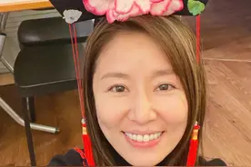 林心如戴格格头饰自拍，素颜出镜满脸疲惫，脸庞圆润似发福图片