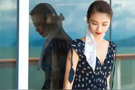 刘涛终于肯扮贵妇，穿深V裙游轮上拍大片，拿丝巾绑头发优雅显贵图片