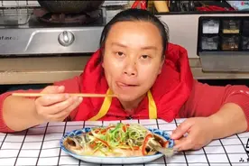 这才是清蒸鱼最好吃的做法，大厨教你一招，不放盐和料酒，还不腥图片