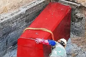 浙江农民在棺材上睡了30年？老宅重建挖出红棺，专家命令全部撤离图片