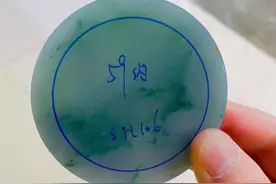 晴底飘花手镯饼图片