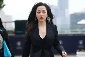 张靓颖有了女强人的感觉，黑色西装配印花丝袜，长靴秀出纤细美腿图片
