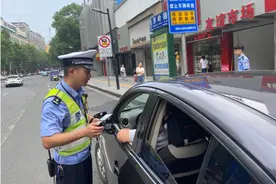 今起，岳阳整治“一盔一带”，一上午就查了250多例图片