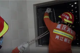 视频|狂风夜女子开窗透气 窗户险被吹掉悬在空中……图片
