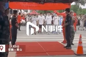 泪目！歙县高考结束，考生一个举动感动全网图片