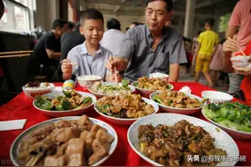 整理好男朋友的行李箱后，我立即取消了十天后的婚礼图片