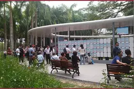 小伙在深圳莲花山公园相亲，阿姨带女儿去现场验房，过程非常尴尬图片