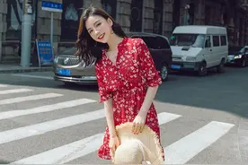 「红颜碎花」法式雪纺连衣裙，不规则收腰裁剪，彰显优雅的线条感图片