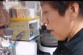 心酸！已故男星乔任梁60岁母亲带病现身，为儿子遗愿独自经营公司图片