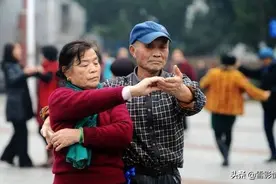 53岁阿姨倾诉：男舞伴向我示爱，我提出3个要求后，他却放弃了图片