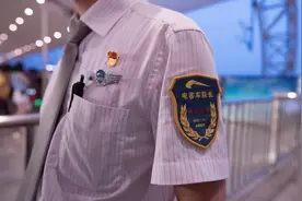 不变的关键词！脱下戎装再出发图片
