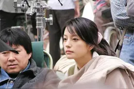 11岁黄新独自庆生，水灵大眼似足妈咪，黄有龙拖了颜值后腿图片