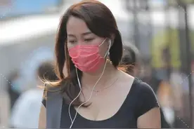 微胖女孩子的显瘦穿搭，黑色短衫搭配印花紧身裤，优雅别致显身材图片