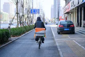56岁的他骑自行车送外卖，每天40多公里，大年初一到现在没休息过图片