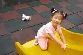 嫂子守寡十年养大小姑子，小姑子结婚她送十万，新郎出场后她蒙了图片