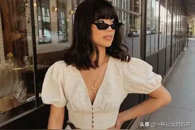 今年"挤奶衫"真的大火了，照着这样穿，高级又好看图片