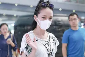 “周迅”又任性走机场，穿涂鸦T恤配半身裙，随便穿都高级感满满图片