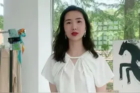 董花花新展览大获成功，状态优雅不像二孩妈，张大奕新业务遭质疑图片