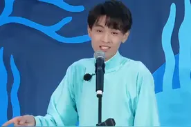 郭德纲更博夸秦霄贤，谁注意对其称呼是啥？不是网红表演艺术家图片