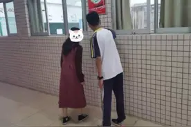 90后女老师的无奈：00后发育过猛，一不小心就上演“最萌身高差”图片