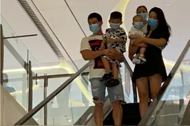 外国孩子的腿又细又直，中国孩子却比不了，家长的抱姿有问题图片