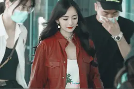 杨幂又开金嗓了！红色皮衣超酷炫，搭配白色吊带莫名有点勾魂图片