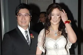 徐子淇难逃中年发福，穿抹胸礼服秀丰满身材，波浪发型凌乱很减分图片