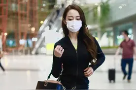 吉娜的身材被上帝吻过吧？牛仔裤将长腿秀到极致，这腿真实存在吗图片