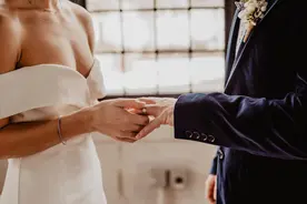 除了男娶女嫁、女招男入赘，中国悄然出现第三种婚姻形式：两头婚图片