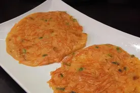 一根胡萝卜4个鸡蛋，教你做美味的早餐饼，焦香爽脆，蔬菜味浓图片