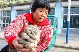 山东农村5旬大姐吃苦耐劳，农村大集生意好，看看大姐的经营之道图片