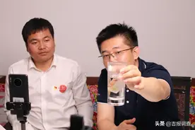 靖宇县长与第一书记化身扶贫带货主播，打通农特产品销售渠道图片