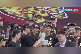 人民日报盛赞广东10冠王，姚明却耐人寻味，只和易建联一个人握手图片