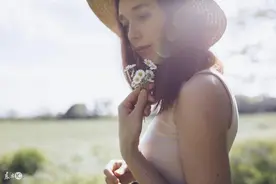 小说：她刚转校就抢了校花位置，遭嫉妒，绿茶施计骗她去私人浴池图片