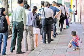 为了孩子上幼儿园，妈妈接受“潜规则”！放弃底线的爱，值得吗？图片