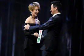 吴京出席谢楠主持的颁奖晚会，一个眼神就暴露了是不是真爱图片