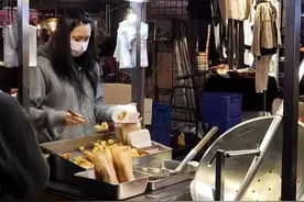 台湾油炸美食用的炸锅，设计思路很新奇，厨师的操作却让人无奈图片